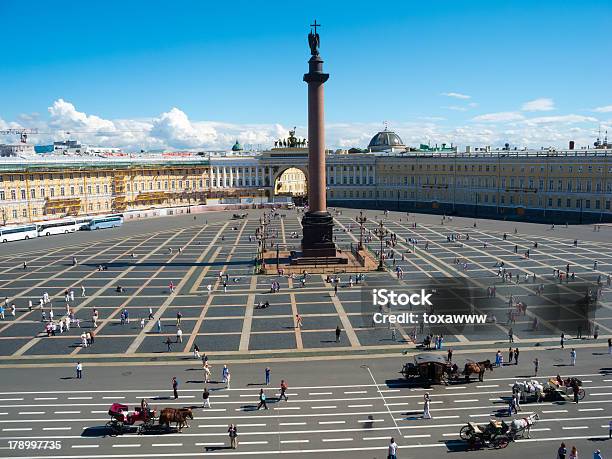 Alexander Spalte Auf Dem Schlossplatz In St Petersburg Stockfoto und mehr Bilder von Architektonische Säule
