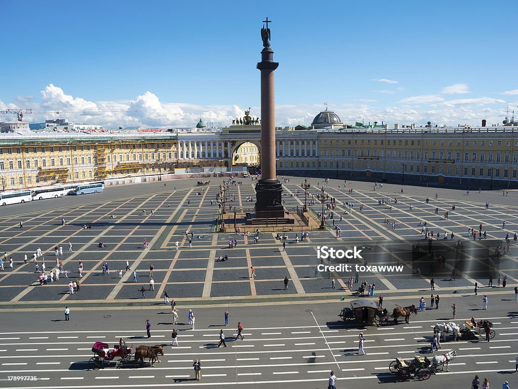 Alexander coluna no Palace Square, de São Petersburgo - Foto de stock de Anjo royalty-free