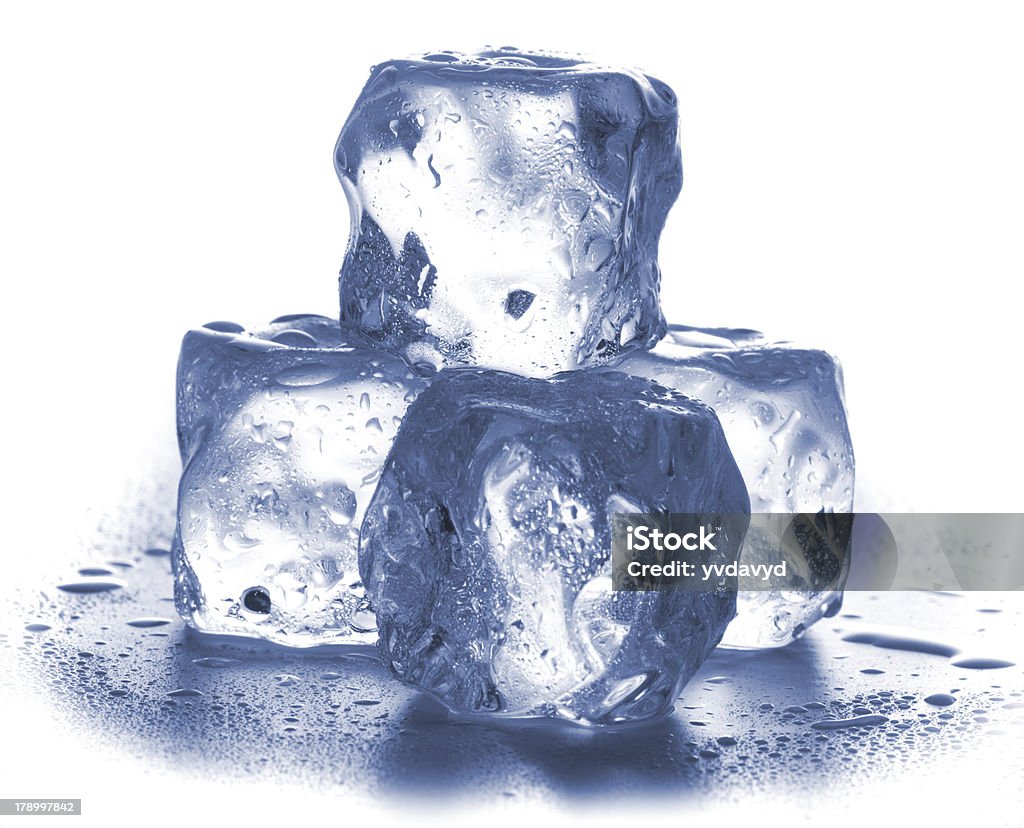 Cubetti di ghiaccio isolati su bianco. - Foto stock royalty-free di A forma di blocco