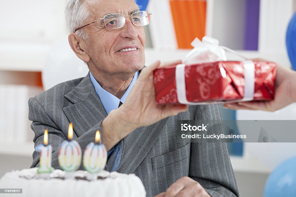 Starszy człowiek świętowanie urodzin - Zbiór zdjęć royalty-free (Aktywni seniorzy)
