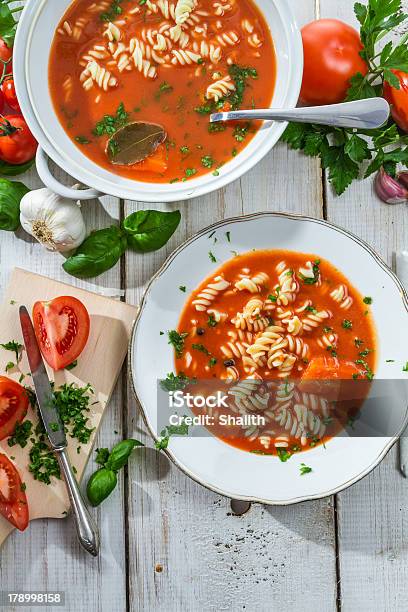 Томатный Суп Из Свежих Овощей — стоковые фотографии и другие картинки Лапша - Лапша, Макаронные изделия, Томатный суп