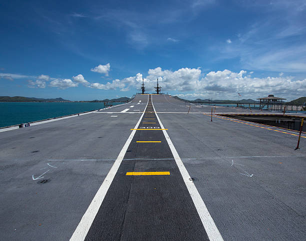 de aterrizaje de un avión de transporte - portaaviones fotografías e imágenes de stock