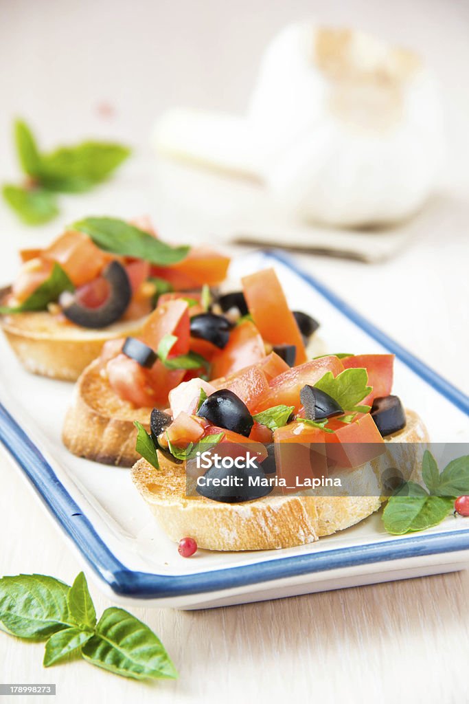 En-cas italiens classiques bruschetta à la tomate et au basilic et olives - Photo de Ail - Légume à bulbe libre de droits