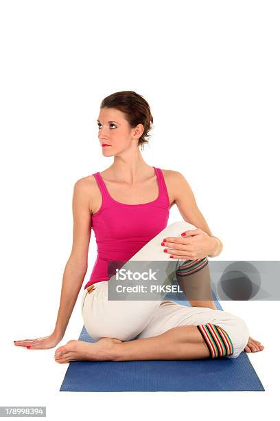 Photo libre de droit de Femme Assis En Posture De Yoga Tourne Sur Le Côté banque d'images et plus d'images libres de droit de Activité - Activité, Adulte, Assis