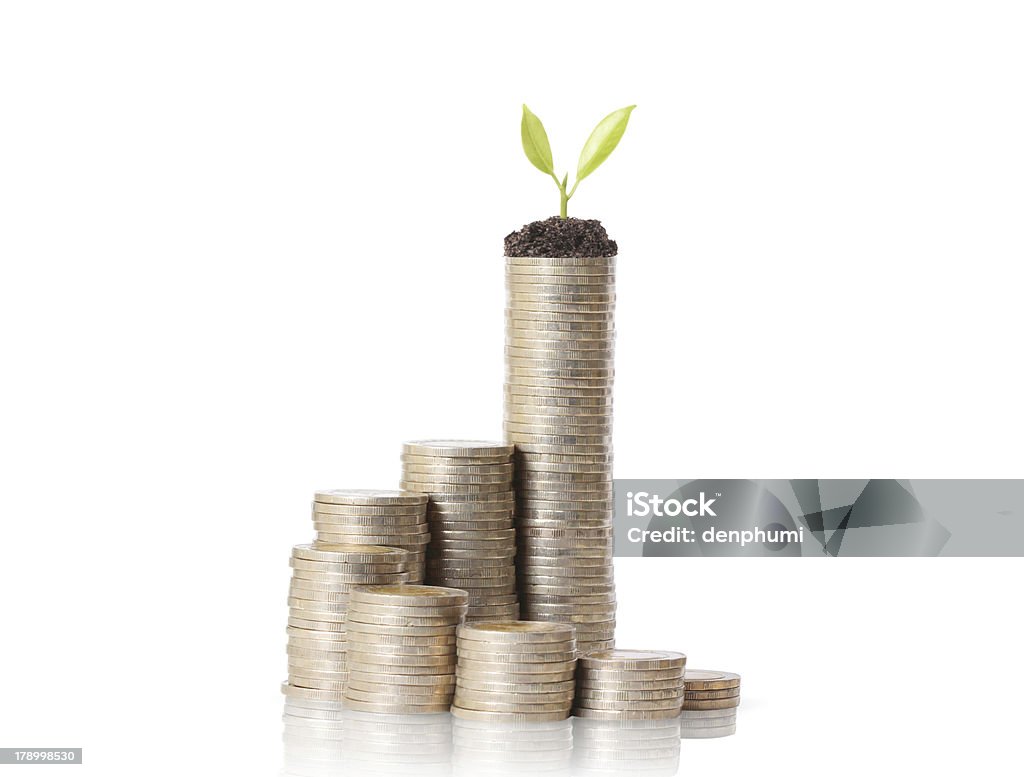 Planta sobre moedas de ouro e gráfico - Foto de stock de Banco - Edifício financeiro royalty-free