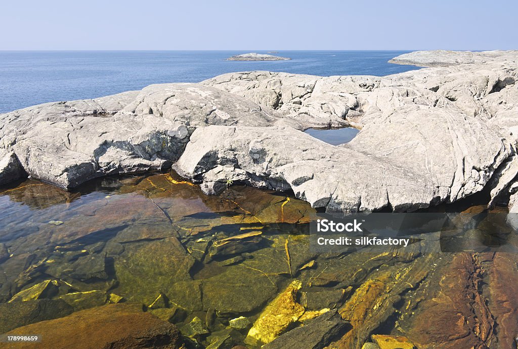 Colorido transparente rocas en el agua en la costa de Noruega - Foto de stock de Agua libre de derechos
