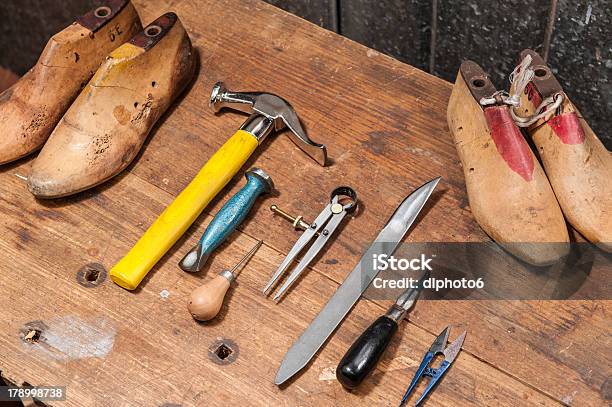 Foto de Cobbler e mais fotos de stock de Arte e Artesanato - Assunto - Arte e Artesanato - Assunto, Bota, Brincalhão