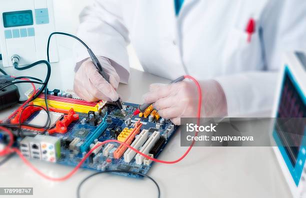 Techtests Elektronische Geräte Stockfoto und mehr Bilder von Elektronik-Industrie - Elektronik-Industrie, Ingenieur, Labor