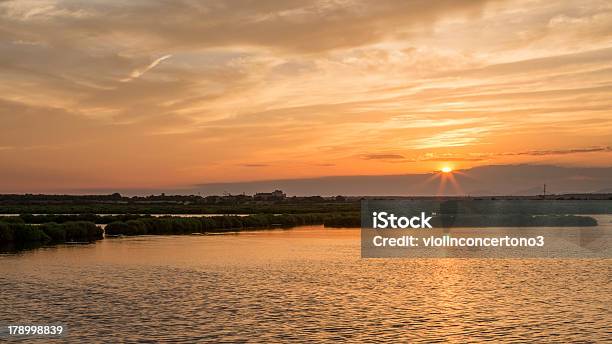 Закат Над Laguna Del Salobra Mallorca — стоковые фотографии и другие картинки Без людей - Без людей, Вечерние сумерки, Вода