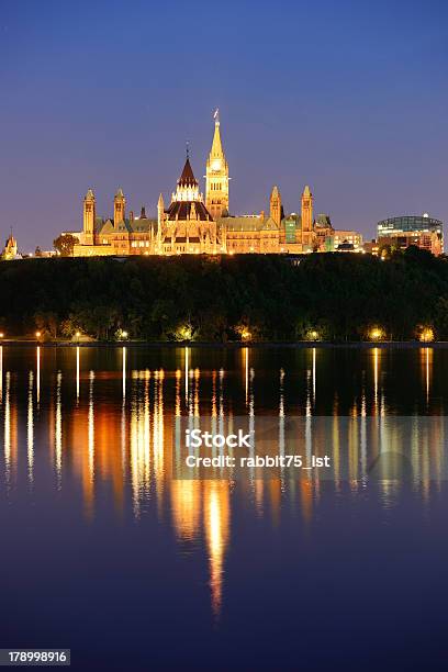 Ottawa Por La Noche Foto de stock y más banco de imágenes de Agua - Agua, Aire libre, Ajardinado