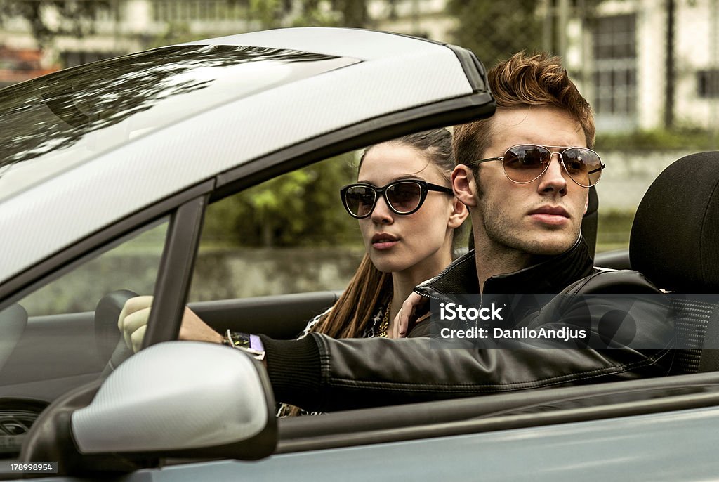 Belo casal dentro de um cabriolet car - Foto de stock de Conversível royalty-free
