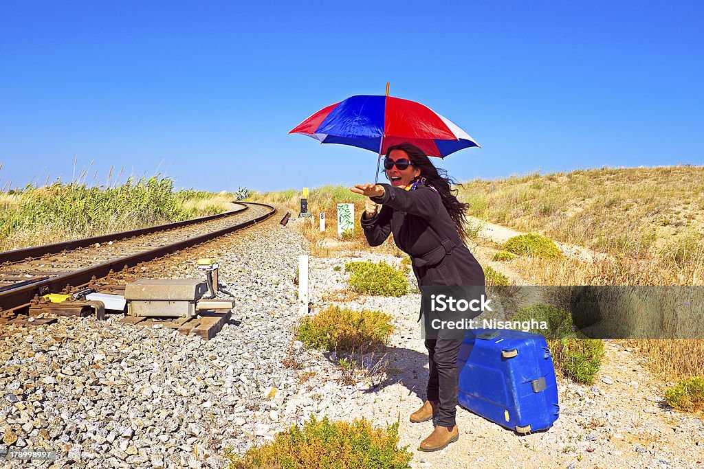 Młoda kobieta z jej walizki Oczekiwanie na Tor kolejowy - Zbiór zdjęć royalty-free (Bagaż)