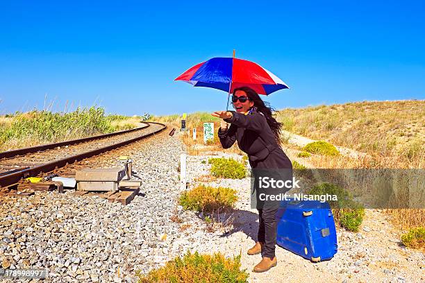 Młoda Kobieta Z Jej Walizki Oczekiwanie Na Tor Kolejowy - zdjęcia stockowe i więcej obrazów Bagaż