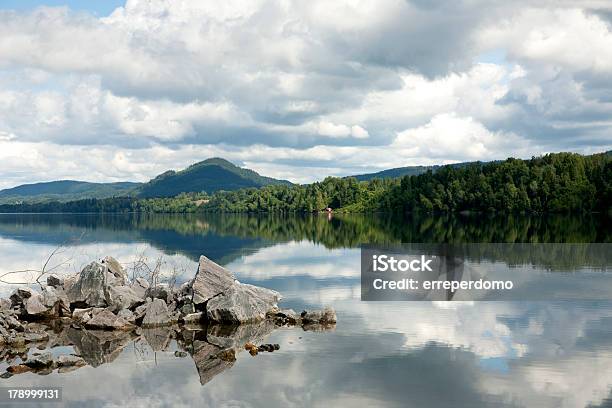 Foto de Nuvens Refletindo Num Lago e mais fotos de stock de Beleza natural - Natureza - Beleza natural - Natureza, Cena de tranquilidade, Dia