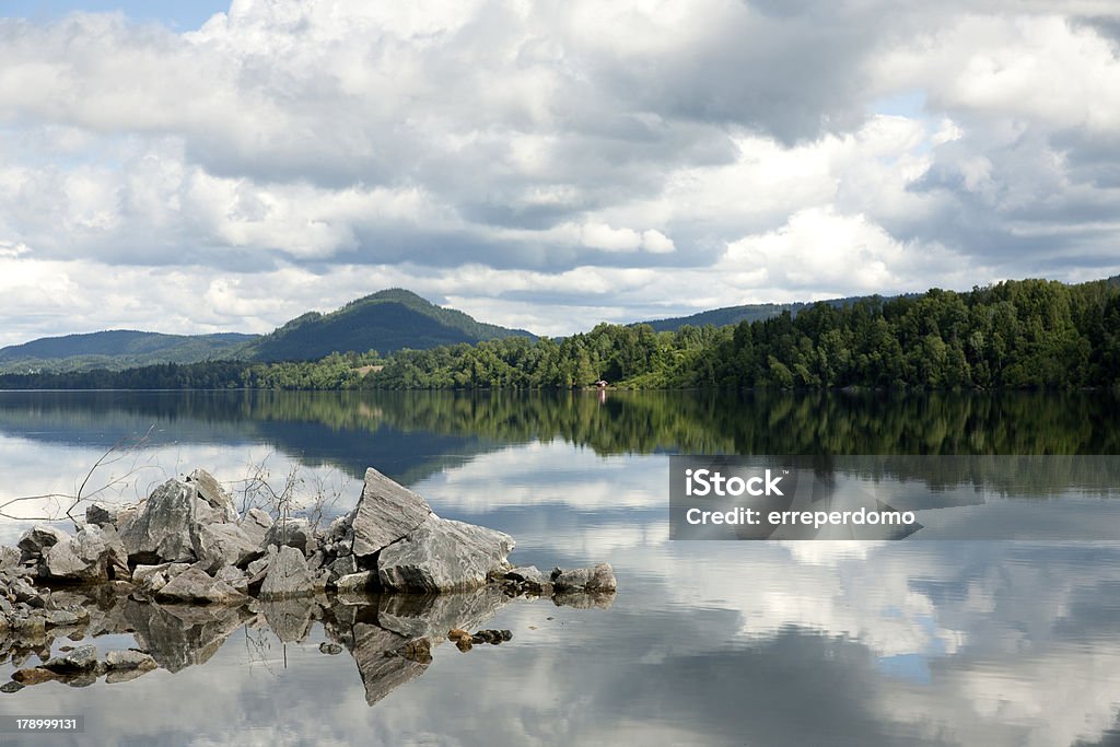 Облака, отражение на озеро - Стоковые фото Без людей роялти-фри