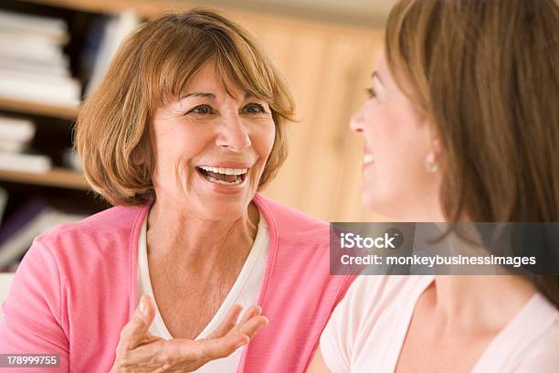 Dos Mujeres En La Sala De Estar Y Sonriente Hablando Foto de stock y más banco de imágenes de 30-39 años