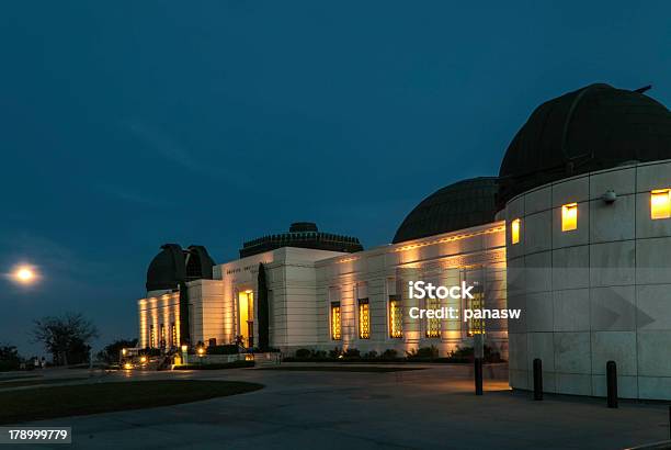 Luna Piena Presso Lobservatory - Fotografie stock e altre immagini di Ambientazione esterna - Ambientazione esterna, Architettura, Astrologia