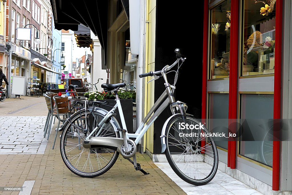 Bicicleta está estacionado próximo a comprar em Gorinchem. Holanda - Foto de stock de Beleza royalty-free