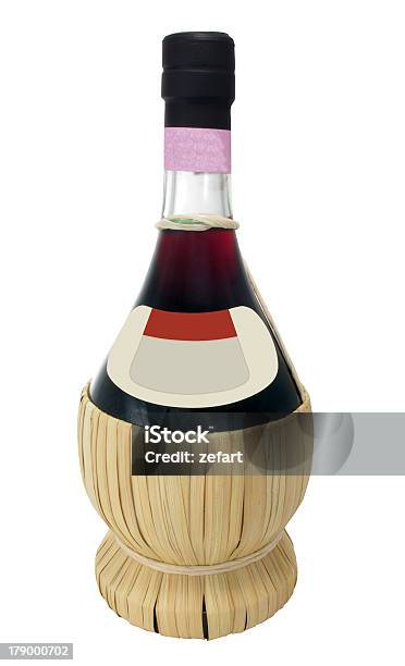 Botella De Vino Tinto De Paja Cubierta Inferior Aislado Foto de stock y más banco de imágenes de Bebida