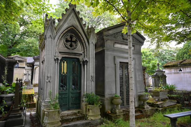 paris, france. june 30, 2022. the characteristic and historic père-lachaise cemetery, two dark-looking family tombs. many personalities are buried here. - cemetery montmartre paris france france imagens e fotografias de stock