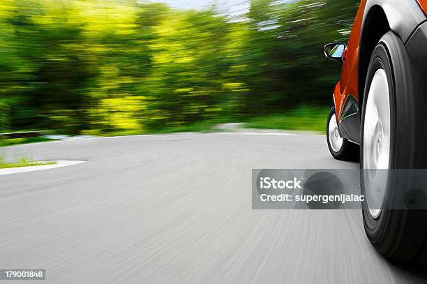 Fahren Ein Auto Stockfoto und mehr Bilder von Reifen - Reifen, Unterwegs, Zoomeffekt