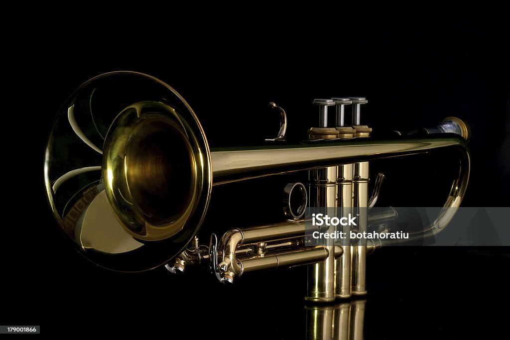 Золотой trumpet в ночь - Стоковые фото Без людей роялти-фри