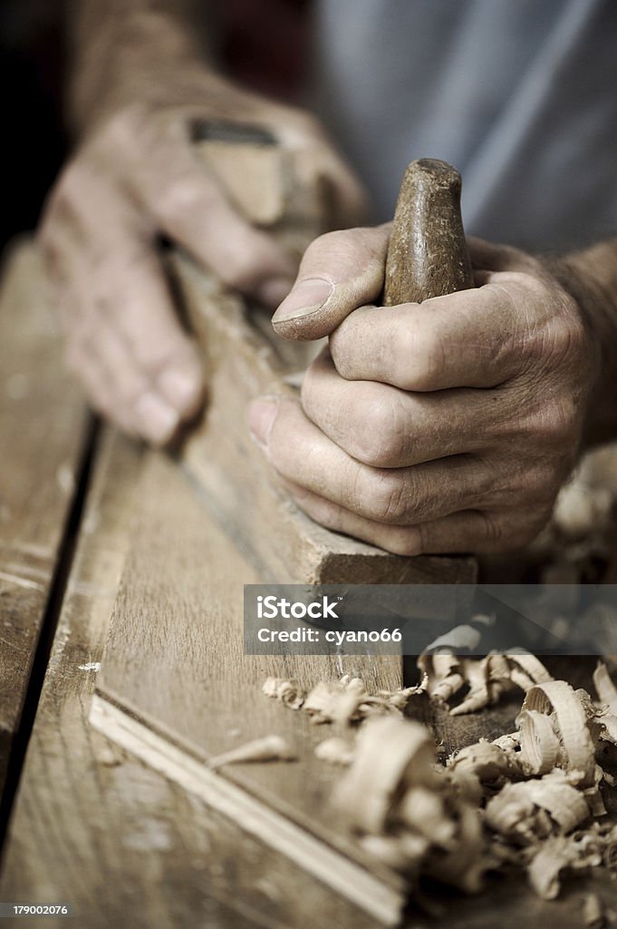 Homem mãos com carpinteiro de plano em fundo de madeira - Royalty-free Amontoar Foto de stock