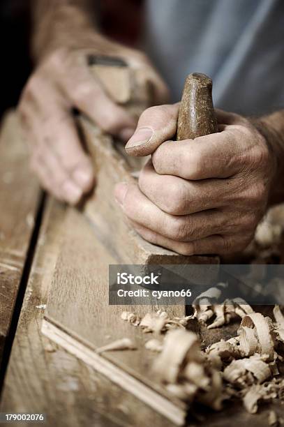 Homem Mãos Com Carpinteiro De Plano Em Fundo De Madeira - Fotografias de stock e mais imagens de Amontoar