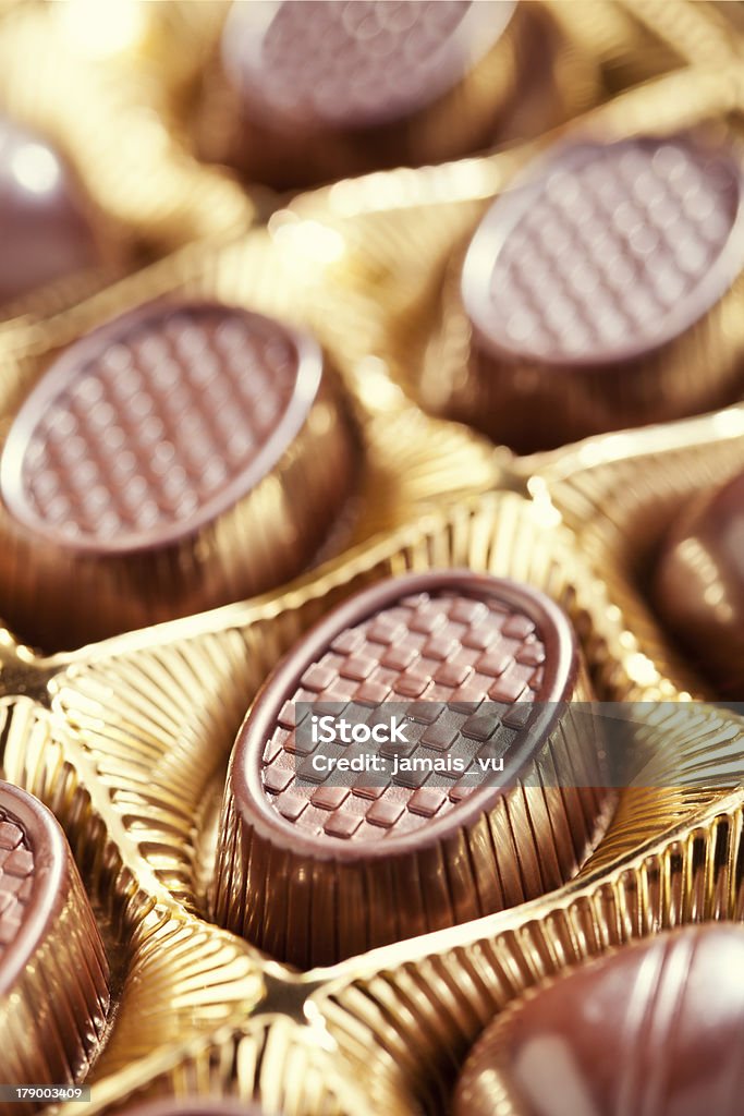 Caja con chocolate, almendras garrapiñadas - Foto de stock de Alimento libre de derechos
