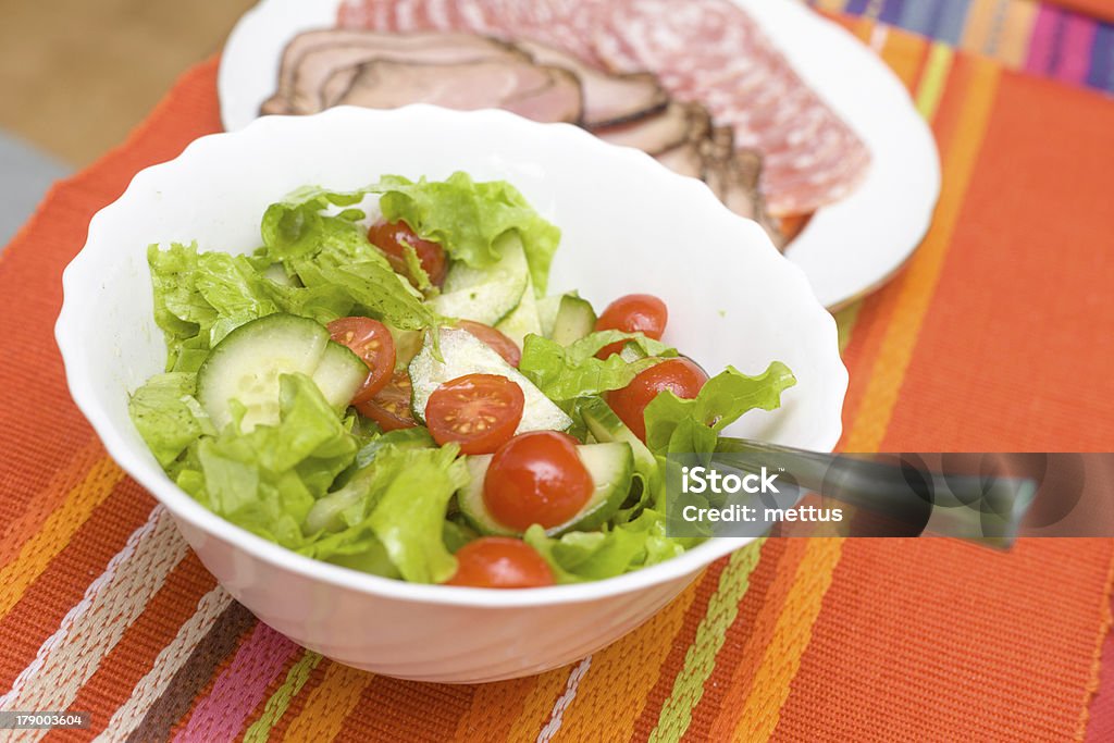 Salat In einer weißen Schüssel - Lizenzfrei Blatt - Pflanzenbestandteile Stock-Foto