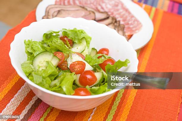 Salat In Einer Weißen Schüssel Stockfoto und mehr Bilder von Blatt - Pflanzenbestandteile - Blatt - Pflanzenbestandteile, Essgeschirr, Farbbild