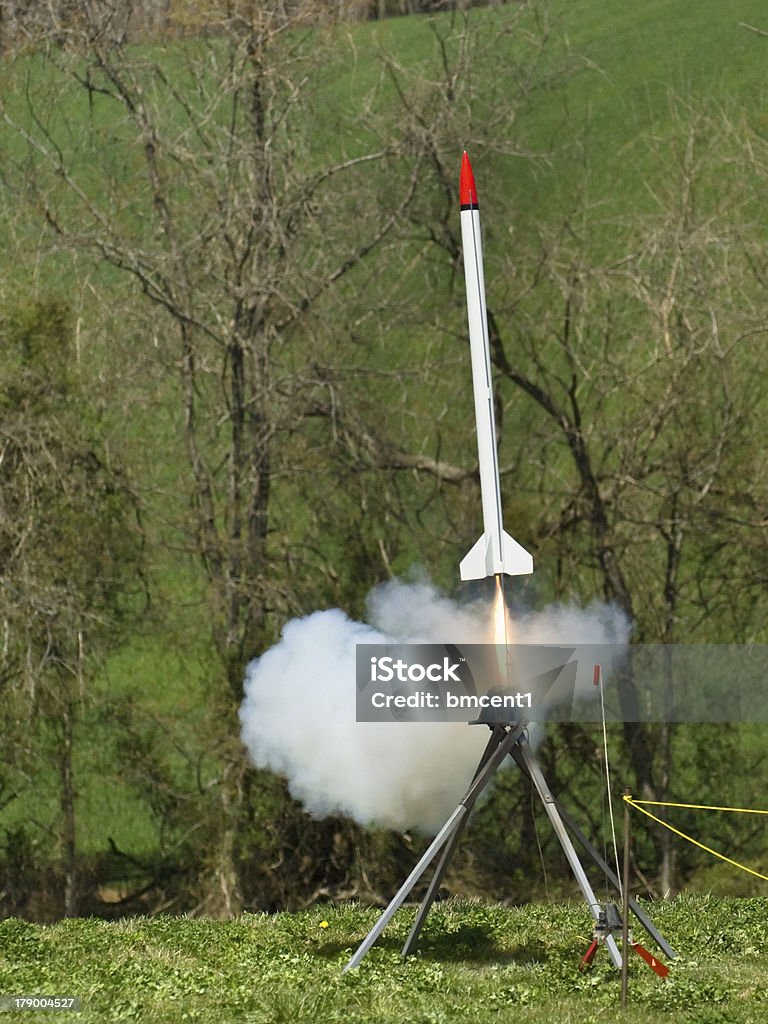 Llamas y humo durante Blastoff - Foto de stock de Cohete espacial libre de derechos