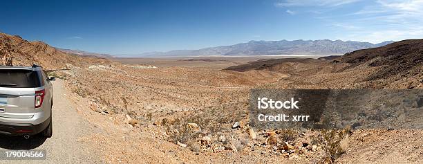 Road En El Desierto Vista Panorámica Foto de stock y más banco de imágenes de Aire libre - Aire libre, Aislado, Aventura