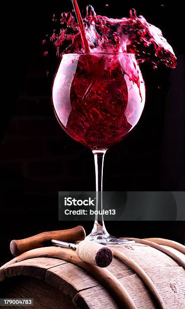 Vinho Salpicos Vermelhos Contra Um Fundo Preto - Fotografias de stock e mais imagens de Abuso de Álcool - Abuso de Álcool, Bebida, Bebida Alcoólica