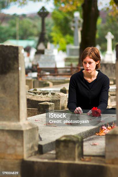 悲しみにくれる女性の花輪花の墓墓地 - 墓所のストックフォトや画像を多数ご用意 - 墓所, 女性, 女性一人