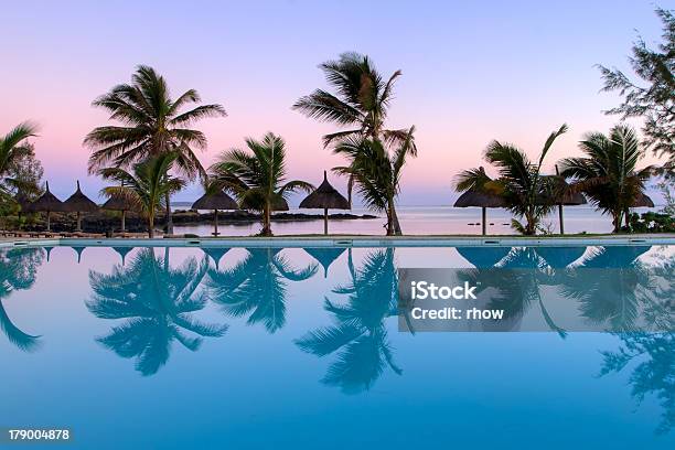 Liegestühle Am Pool Stockfoto und mehr Bilder von Insel Mauritius - Insel Mauritius, Schwimmbecken, Strand