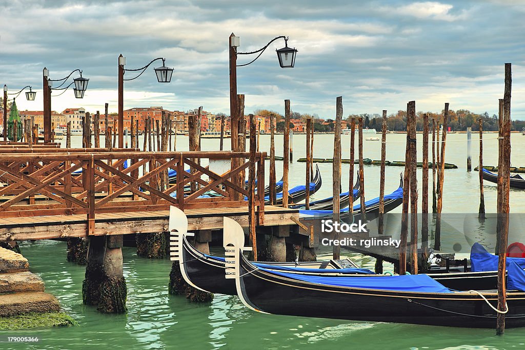 Gondole ormeggiate nella riga sul canal Grande. Venezia, Italia. - Foto stock royalty-free di Acqua