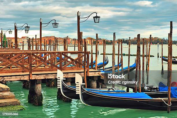 Gondole Ormeggiate Nella Riga Sul Canal Grande Venezia Italia - Fotografie stock e altre immagini di Acqua