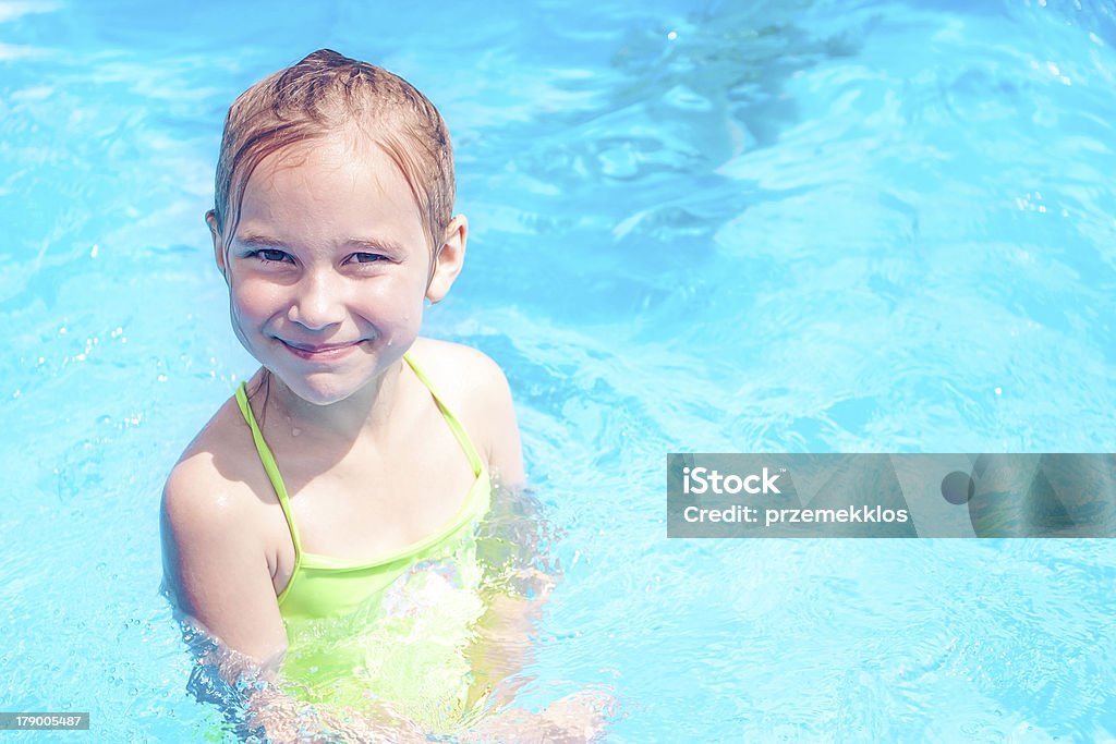 Menina na piscina - Foto de stock de 8-9 Anos royalty-free