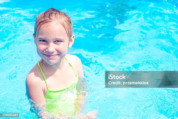 Foto de Menina Na Piscina e mais fotos de stock de 8-9 Anos - 8-9 Anos, Aluna, Atividade