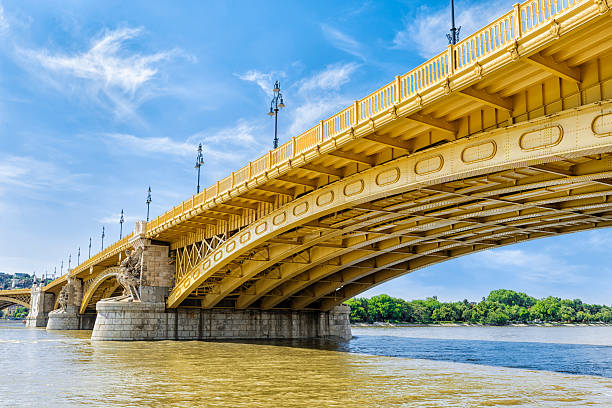 renovado margit puente en budapest - margit bridge fotos fotografías e imágenes de stock