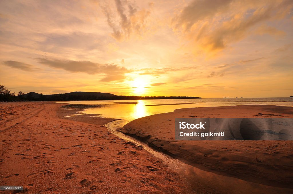 Praia ao pôr-do-sol e Cloudscape fundo - Foto de stock de Abstrato royalty-free