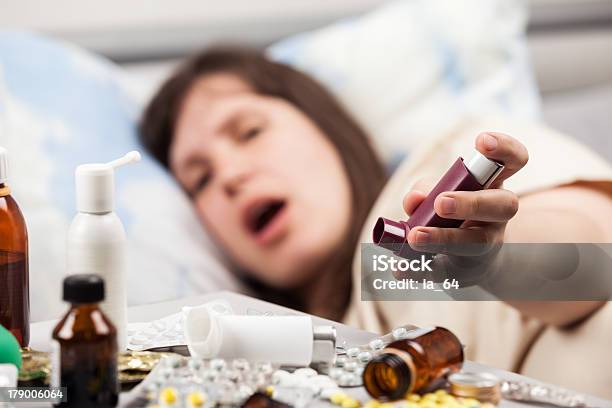 Frau Patient Im Bett Hand Holding Asthmatisch Inhaler Stockfoto und mehr Bilder von Asthmatisch