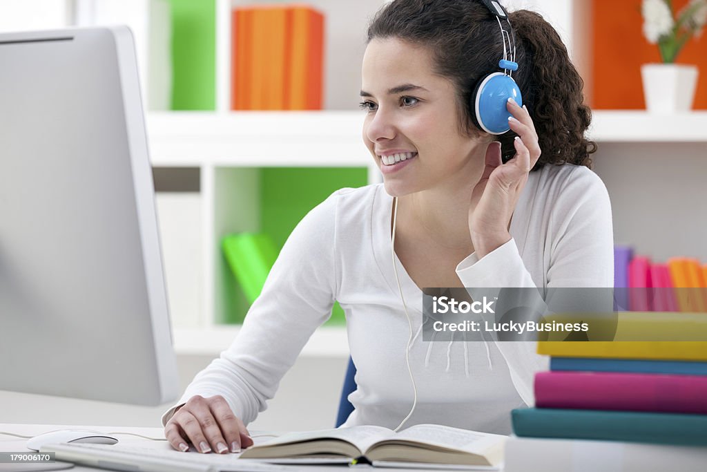 Hausaufgaben mit Kopfhörer - Lizenzfrei Attraktive Frau Stock-Foto