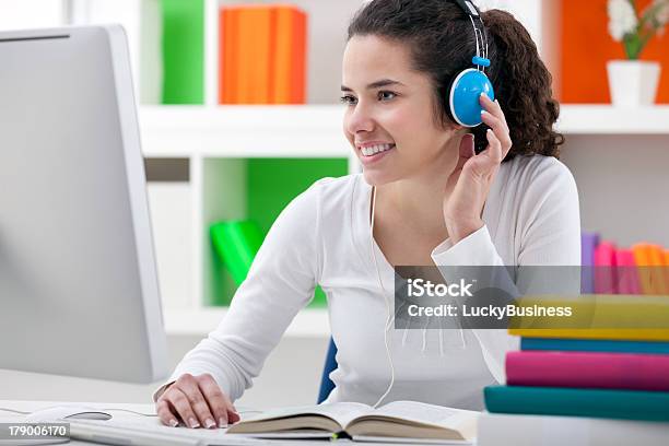 Hausaufgaben Mit Kopfhörer Stockfoto und mehr Bilder von Attraktive Frau - Attraktive Frau, Bildung, Buch