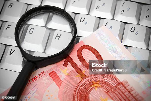 Photo libre de droit de Magnifiers Et Euro Un Banknote Sur Le Clavier banque d'images et plus d'images libres de droit de Affaires - Affaires, Affaires d'entreprise, Communication sans fil