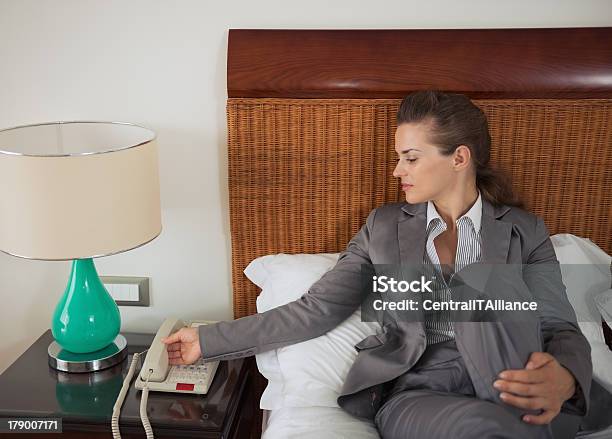 비즈니스 여자 응답 전화 통화 시 호텔 객실의 침대 가정의 방에 대한 스톡 사진 및 기타 이미지 - 가정의 방, 갈색 머리, 백인종