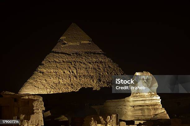 Jeden Sfinks I Wielkiej Piramidy W Gizie - zdjęcia stockowe i więcej obrazów Noc - Noc, Sfinks - Giza, Sfinks - Postać fikcyjna