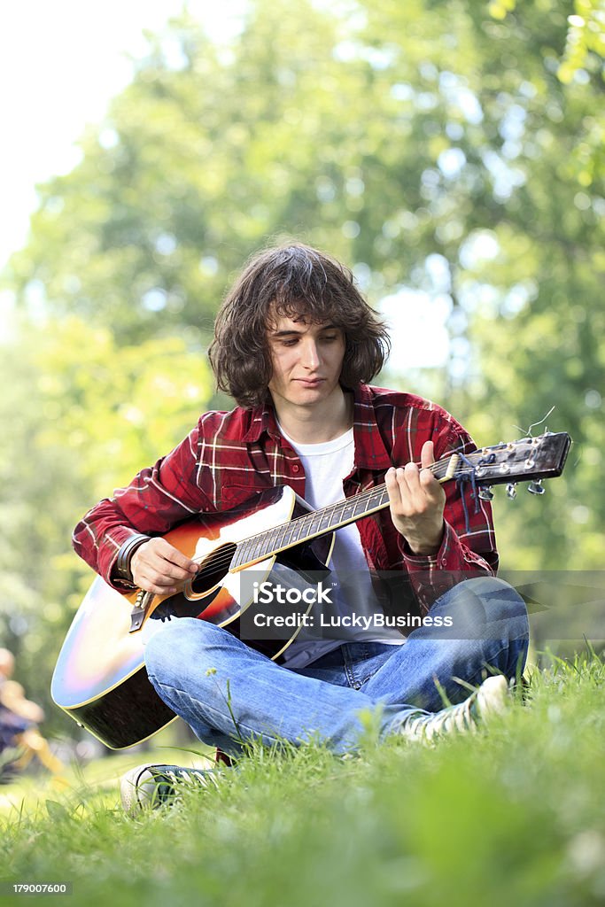 Junger Mann mit Gitarre - Lizenzfrei Akustikgitarre Stock-Foto