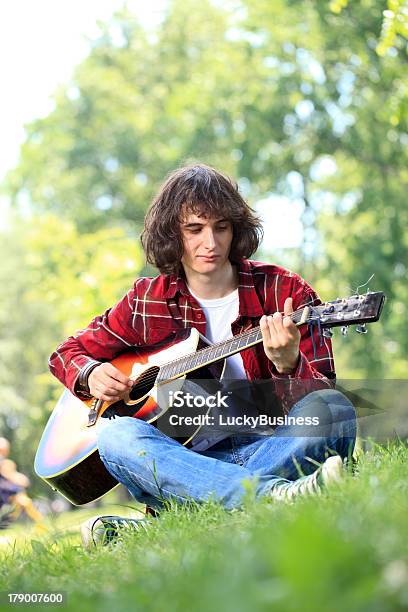 Junger Mann Mit Gitarre Stockfoto und mehr Bilder von Akustikgitarre - Akustikgitarre, Ausrüstung und Geräte, Baum